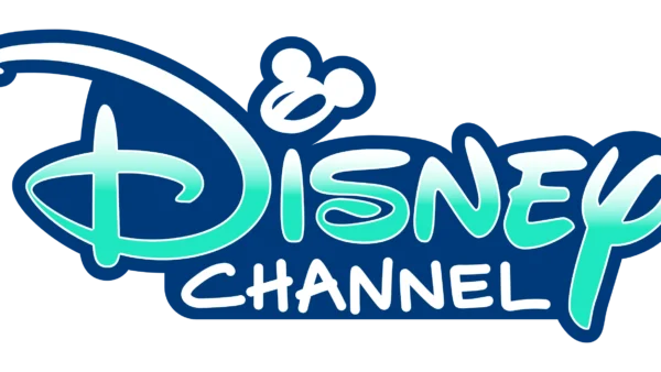 Le logo Disney Channel Europe, avec un texte stylisé et coloré avec « disney » en bleu avec une silhouette classique de Mickey Mouse parsemant le « i » et « channel » en vert, le tout sur
