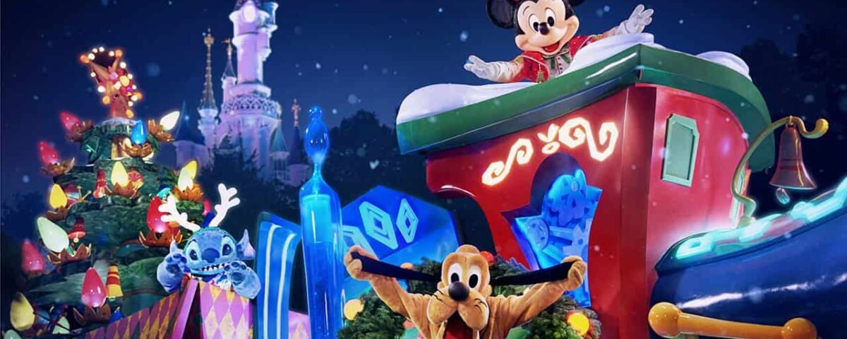 Mickey Mouse et Pluton dans un char de Noël festif décoré de lumières, de cadeaux et de guirlandes, avec un château Disneyland éclairé de manière fantaisiste en arrière-plan la nuit.