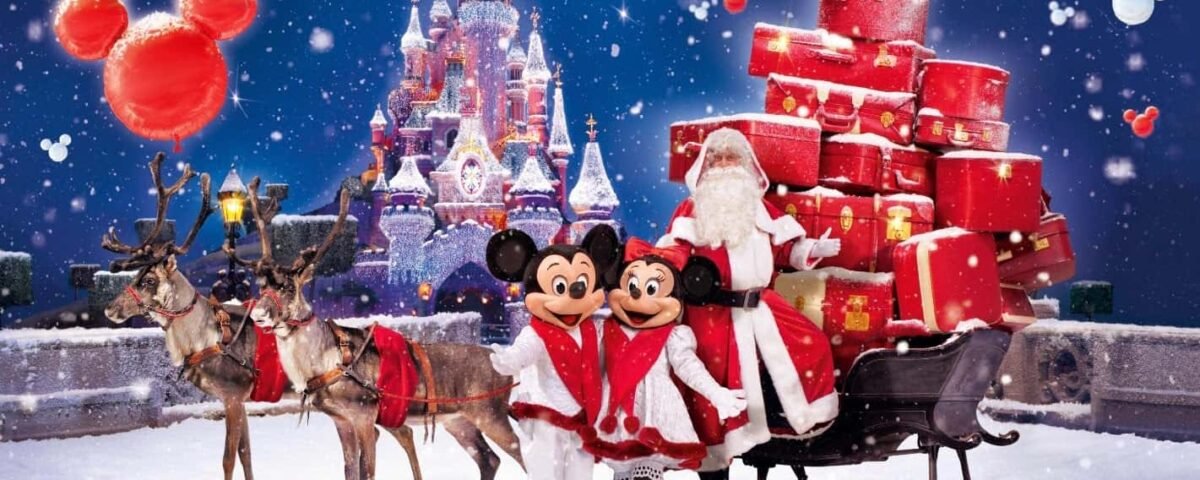 Une scène festive avec Mickey et Minnie Mouse habillés en rouge aux côtés du Père Noël et de ses rennes, avec un traîneau rempli de cadeaux, sur fond de château Disney enneigé et de lumières scintillantes pendant