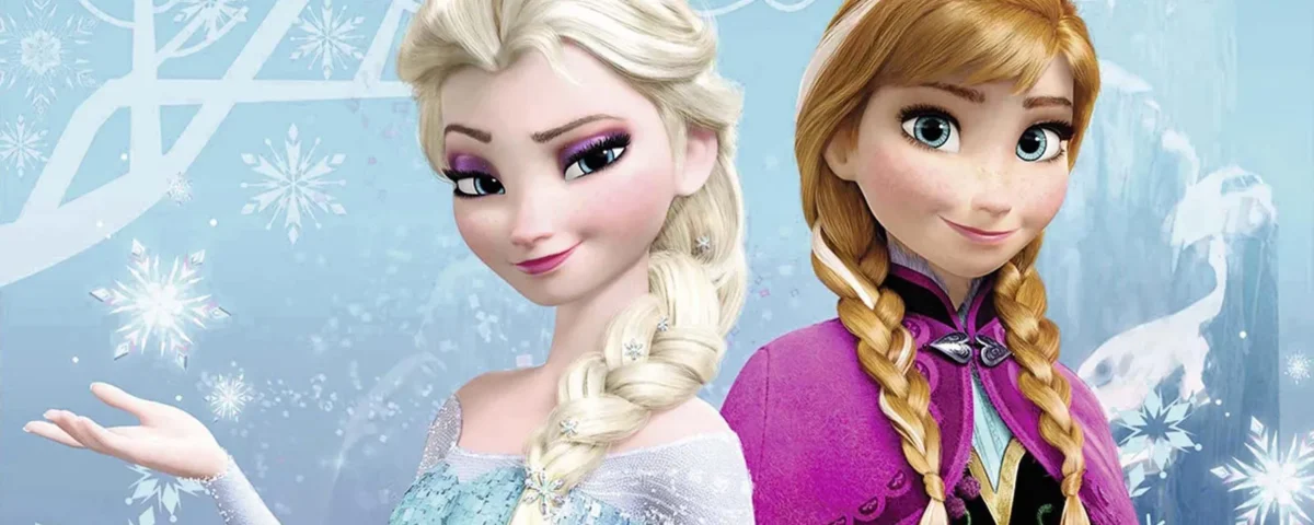 Image animée d'Elsa et Anna de "Reine des Neiges", avec Elsa montrant ses pouvoirs glacés et Anna souriant chaleureusement, sur un fond de forêt glacial et magique.