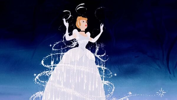 Illustration de Cendrillon dans sa robe magique, avec des étincelles qui l'entourent alors qu'elle virevolte sur un fond fantaisiste bleu foncé.