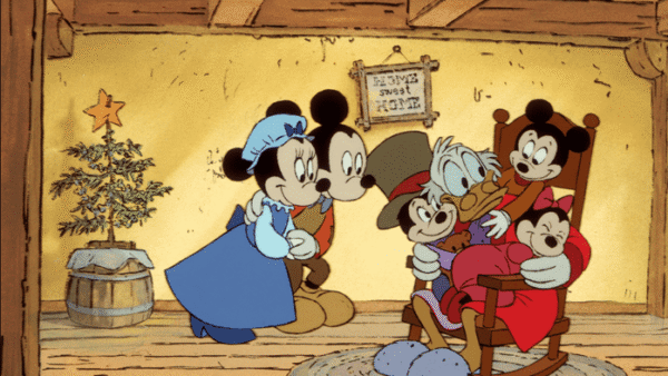 Une scène animée mettant en scène Mickey Mouse, Minnie Mouse et leurs amis profitant d'un moment festif dans une pièce cosy avec un petit sapin de Noël.