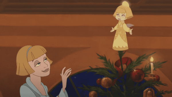 Une scène d'un film d'animation montrant une jeune femme aux cheveux blonds courts regardant émerveillée une petite fée lumineuse au sommet d'un sapin de Noël inspirée de "La Belle et la Bête".