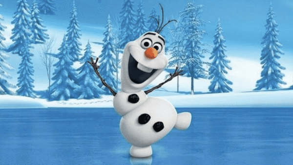 Olaf, le sympathique bonhomme de neige de Disney's Frozen, saluant joyeusement avec en toile de fond des arbres enneigés et un ciel bleu clair.