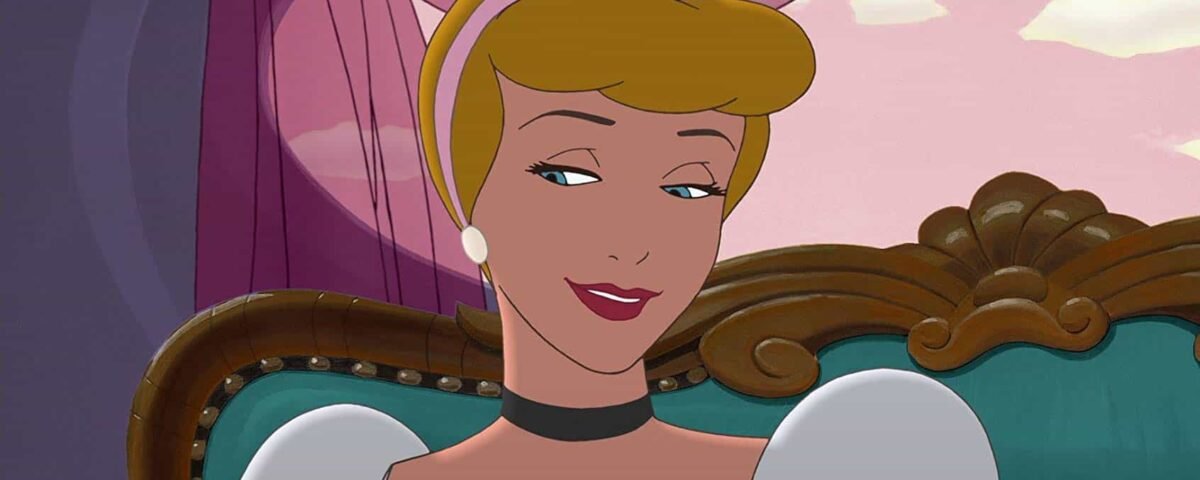 Un personnage animé avec un chignon élégant, vêtu d'une robe couleur pêche et de boucles d'oreilles en perles, sourit doucement, assis sur un fond violet au décor de fanfare.
