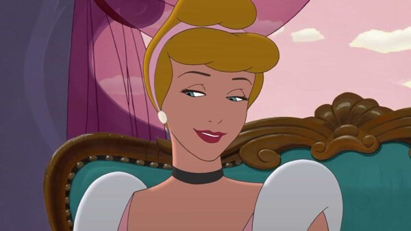 Un personnage animé avec un chignon élégant, vêtu d'une robe couleur pêche et de boucles d'oreilles en perles, sourit doucement, assis sur un fond violet au décor de fanfare.