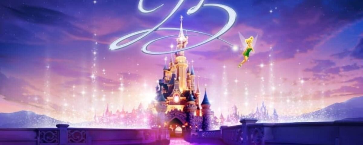 Une image vibrante d'un château magique à Disneyland Paris au crépuscule, éclairé par des lumières rougeoyantes avec un "25" étincelant au-dessus et la Fée Clochette planant, le tout sur un ciel de rêve.