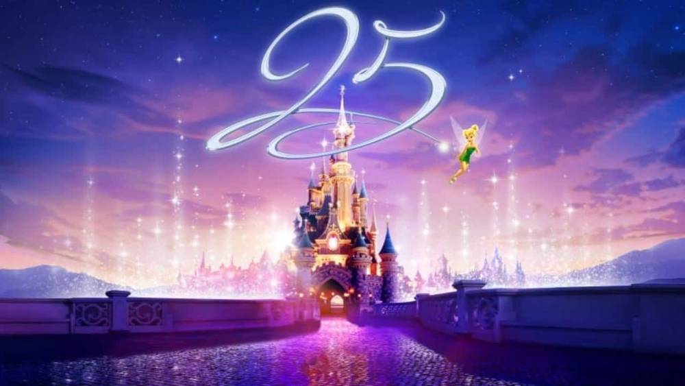 Une image vibrante d'un château magique à Disneyland Paris au crépuscule, éclairé par des lumières rougeoyantes avec un "25" étincelant au-dessus et la Fée Clochette planant, le tout sur un ciel de rêve.