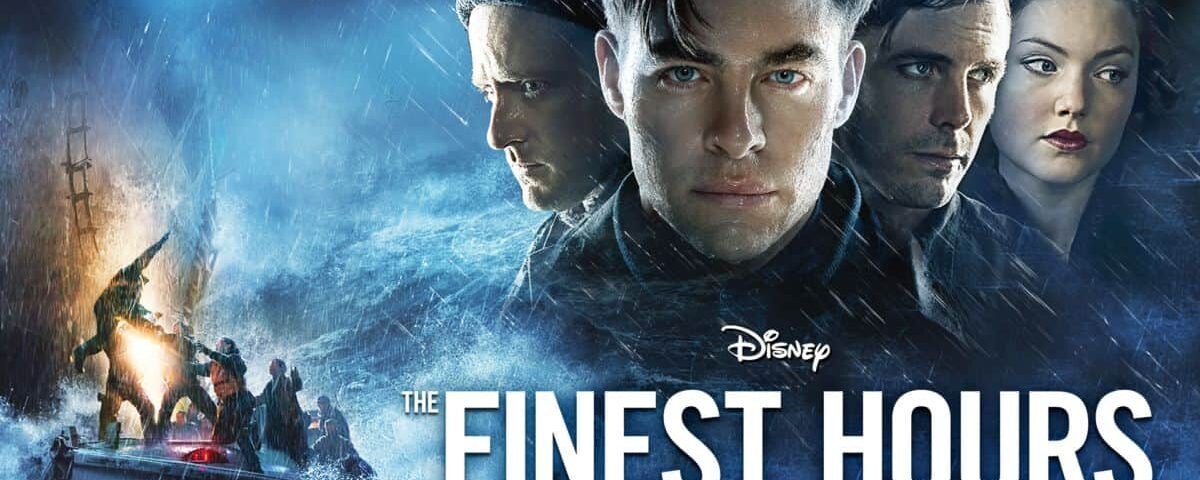 Affiche promotionnelle pour "The Finest Hours" représentant des portraits intenses de quatre personnages clés, avec un canot de sauvetage et une mer agitée en arrière-plan, reflétant un thème dramatique de sauvetage.