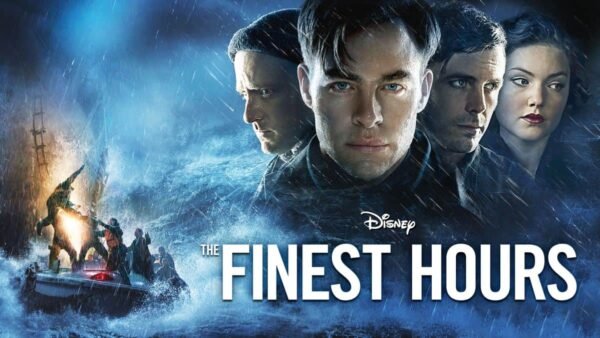 Affiche promotionnelle pour "The Finest Hours" représentant des portraits intenses de quatre personnages clés, avec un canot de sauvetage et une mer agitée en arrière-plan, reflétant un thème dramatique de sauvetage.