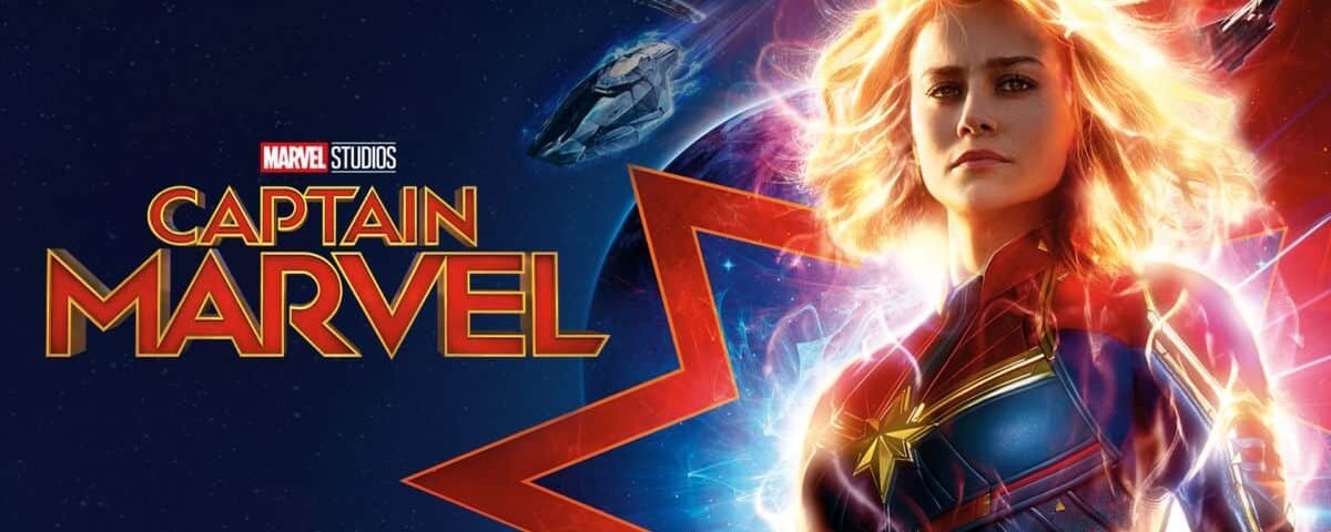 Image promotionnelle pour Captain Marvel de Marvel Studios, mettant en vedette Brie Larson dans une pose puissante avec des effets d'énergie cosmique, sur un fond spatial avec un logo en forme d'étoile.