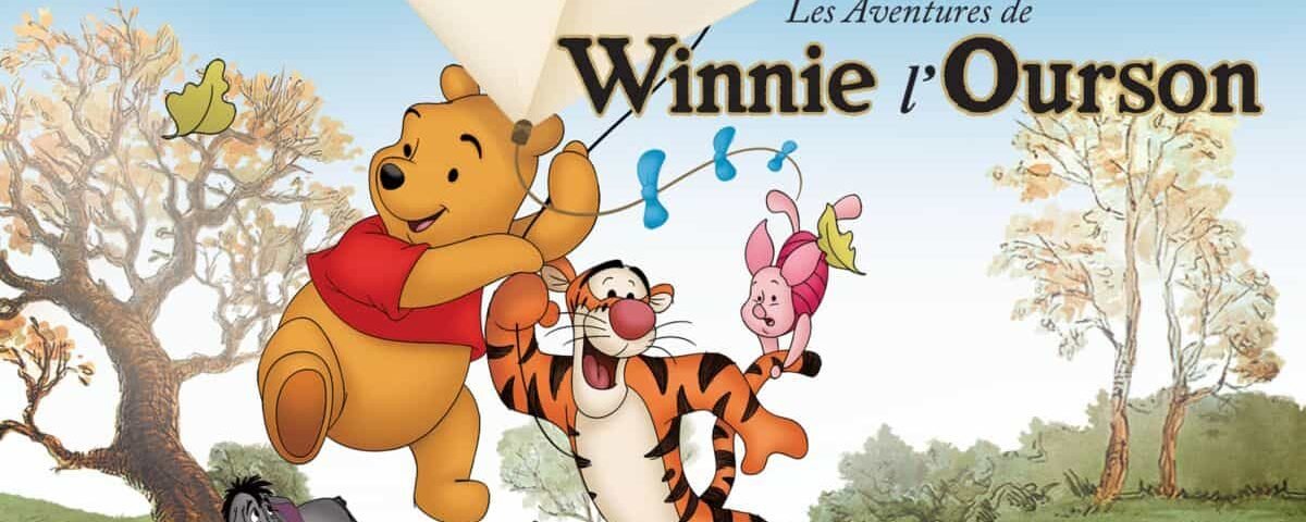 Illustration de Winnie l'ourson, Tigrou, Porcinet et Bourriquet sous un grand drap blanc qui ressemble à un parachute, dans une scène extérieure colorée avec des arbres et des papillons.