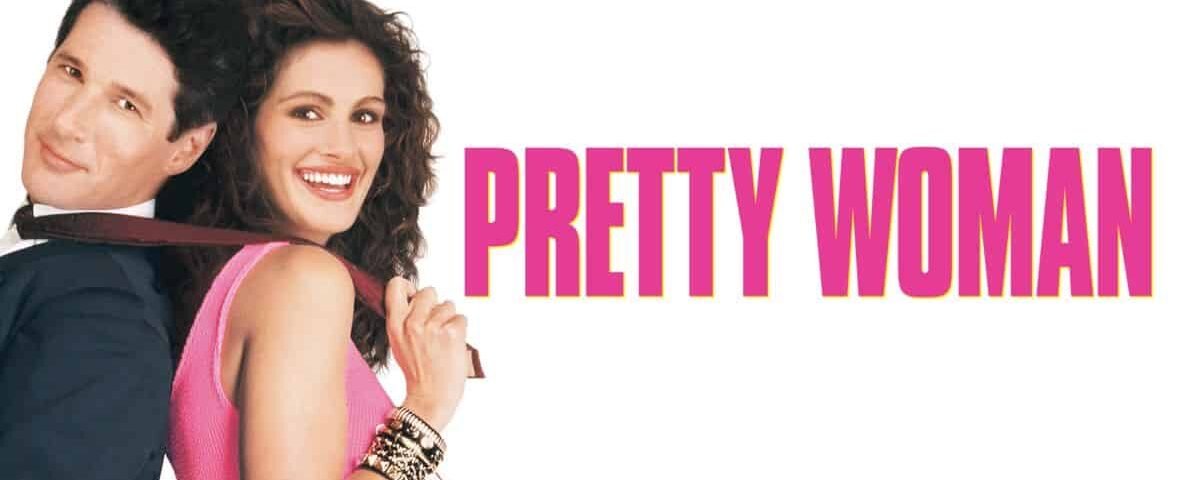 Affiche du film "Pretty Woman" mettant en scène un homme en costume et une femme en robe rose souriant, avec le titre en lettres grasses au centre.
