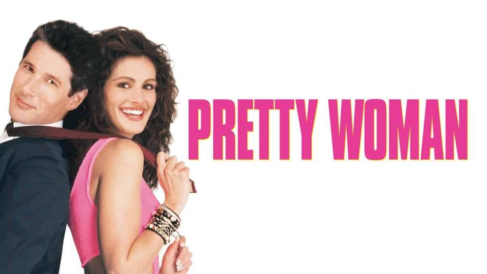 Affiche du film "Pretty Woman" mettant en scène un homme en costume et une femme en robe rose souriant, avec le titre en lettres grasses au centre.