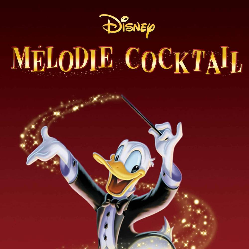 Image promotionnelle du "Melody Cocktail" de Disney mettant en vedette Donald Duck dans une tenue de magicien, tenant une baguette avec une traînée d'étoiles, sur un fond rouge foncé.