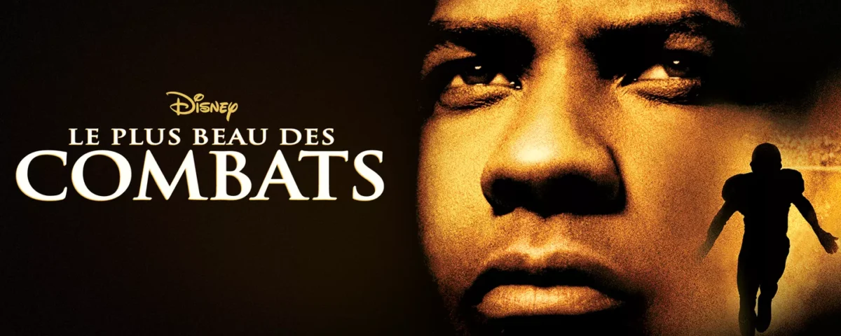 Affiche du film présentant un gros plan du visage de Denzel Washington avec une expression sérieuse et une petite silhouette d'un joueur de football qui court, intitulée "Le Plus Beau des Combats" de Disney.