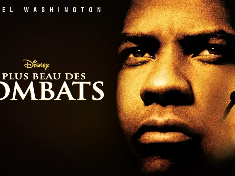 Affiche du film présentant un gros plan du visage de Denzel Washington avec une expression sérieuse et une petite silhouette d'un joueur de football qui court, intitulée "Le Plus Beau des Combats" de Disney.
