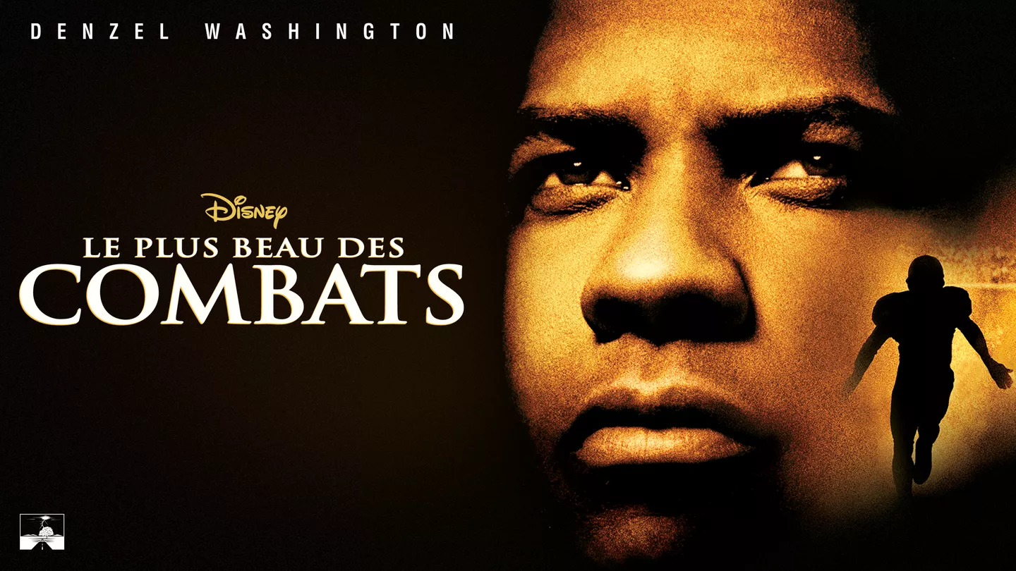 Affiche du film présentant un gros plan du visage de Denzel Washington avec une expression sérieuse et une petite silhouette d'un joueur de football qui court, intitulée "Le Plus Beau des Combats" de Disney.