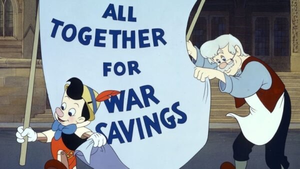Pinocchio et Geppetto brandissent une grande banderole sur laquelle on peut lire "Tous ensemble pour l'effort de guerre" dans une scène du film d'animation.