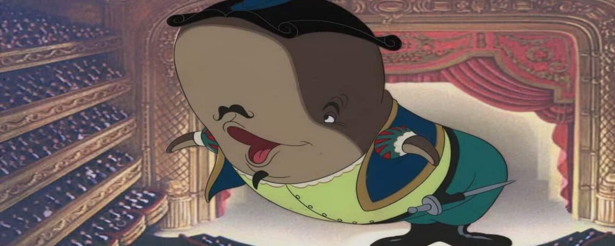 Illustration du personnage animé Humpty Dumpty, représenté en tenue noble traditionnelle, debout devant un grand auditorium de l'espace de mission richement décoré.