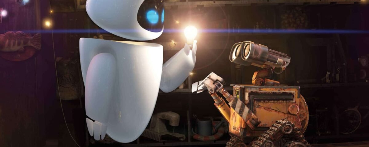Eve et Wall E, deux robots du « Wall-E » de Pixar, dans une pièce faiblement éclairée remplie d'étagères remplies d'objets. Eve tient une ampoule allumée en direction du Wall E, qui regarde