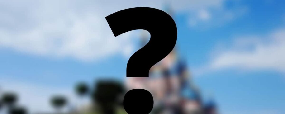 Une image floue des attractions du château sous un ciel bleu clair, avec un grand point d'interrogation noir superposé au premier plan.