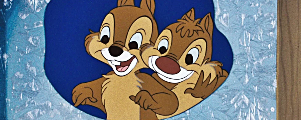 Image de dessin animé de Tic et Tac, deux tamias joyeux, s'embrassant avec de grands sourires, sur un fond ovale bleu avec un effet de verre dépoli.