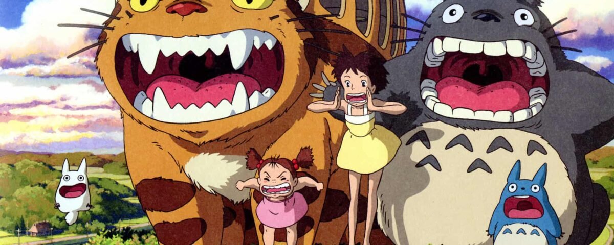 Une scène vibrante du studio Ghibli mettant en scène une fille en robe jaune avec plusieurs créatures fantaisistes, dont un grand chat souriant et Mon Voisin Totoro, dans un décor luxuriant et coloré.