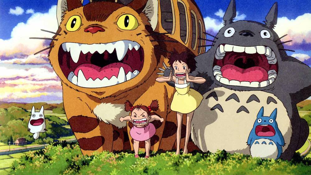 Une scène vibrante du studio Ghibli mettant en scène une fille en robe jaune avec plusieurs créatures fantaisistes, dont un grand chat souriant et Mon Voisin Totoro, dans un décor luxuriant et coloré.
