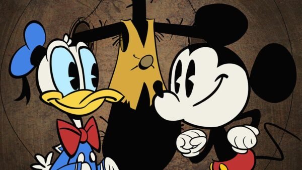 Illustration de personnages classiques de Disney : Donald Duck, Dingo et Mickey Mouse, souriant ensemble sur un fond texturé en bois.
