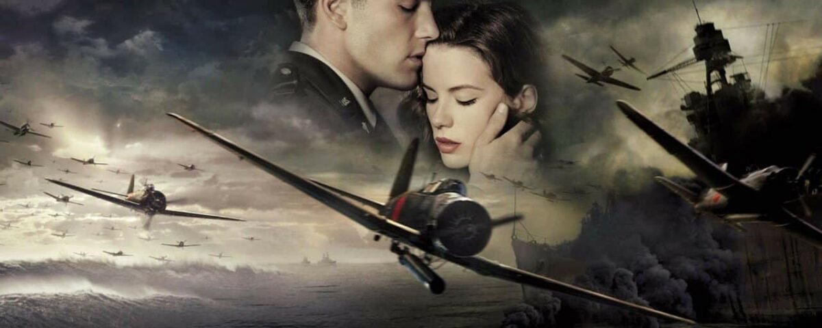 Une affiche de film dramatique représentant un homme en uniforme militaire embrassant une femme sur fond d'avions de guerre, de navires et d'explosions dans un paysage marin orageux à Pearl Harbor.