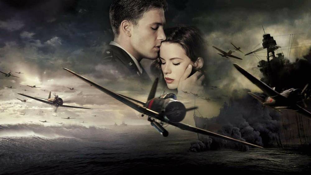 Une affiche de film dramatique représentant un homme en uniforme militaire embrassant une femme sur fond d'avions de guerre, de navires et d'explosions dans un paysage marin orageux à Pearl Harbor.