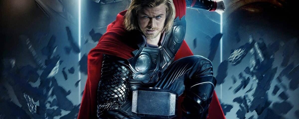 Thor, interprété par Chris Hemsworth, tenant son marteau Mjolnir, vêtu d'une armure et d'une cape rouge, entouré d'effets de foudre spectaculaires.