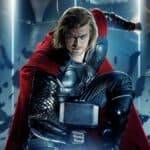 Thor, interprété par Chris Hemsworth, tenant son marteau Mjolnir, vêtu d'une armure et d'une cape rouge, entouré d'effets de foudre spectaculaires.