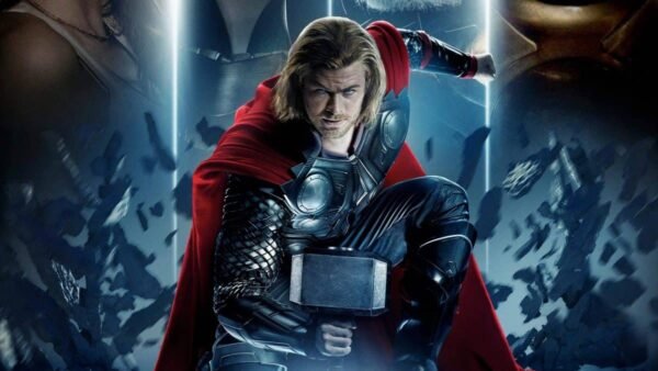 Thor, interprété par Chris Hemsworth, tenant son marteau Mjolnir, vêtu d'une armure et d'une cape rouge, entouré d'effets de foudre spectaculaires.