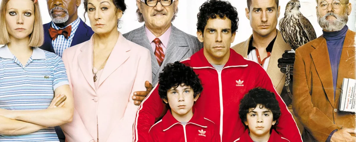 Un groupe diversifié de neuf personnes posant ensemble, rappelant "La Famille Tenenbaum", présentant un mélange d'expressions décalées et de tenues variées, allant du formel au sportif, représentant différents personnages.