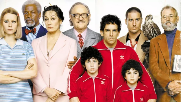 Un groupe diversifié de neuf personnes posant ensemble, rappelant "La Famille Tenenbaum", présentant un mélange d'expressions décalées et de tenues variées, allant du formel au sportif, représentant différents personnages.