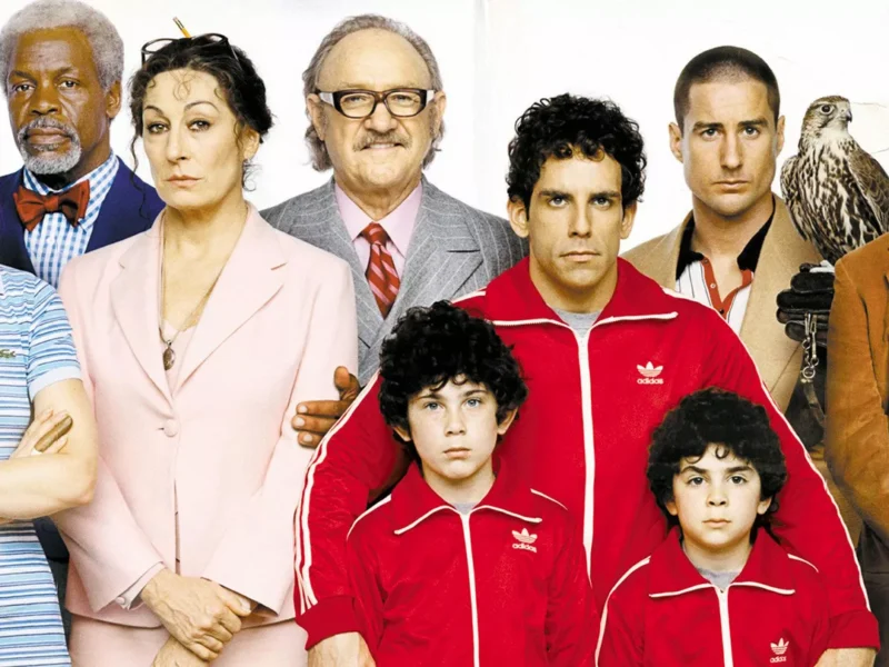 Un groupe diversifié de neuf personnes posant ensemble, rappelant "La Famille Tenenbaum", présentant un mélange d'expressions décalées et de tenues variées, allant du formel au sportif, représentant différents personnages.