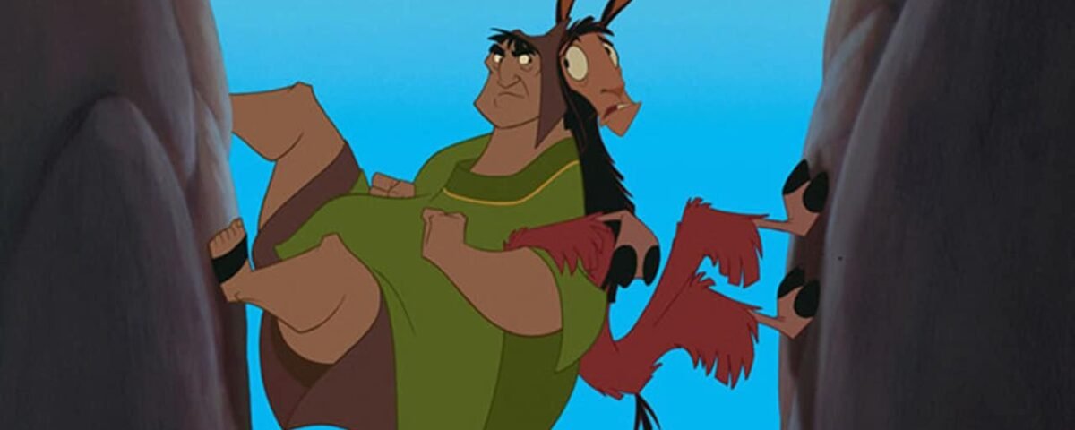 Deux personnages animés, Kuzco et un lama maigre, sont comiquement coincés entre deux imposants murs de falaise, avec des expressions de surprise et d'inconfort.