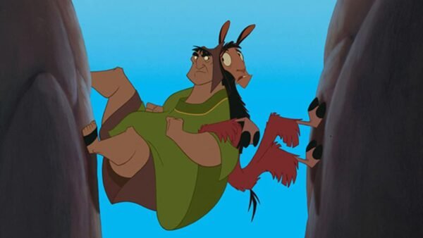 Deux personnages animés, Kuzco et un lama maigre, sont comiquement coincés entre deux imposants murs de falaise, avec des expressions de surprise et d'inconfort.
