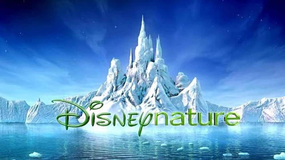 Un paysage numérique serein présentant une imposante montagne couverte de glace entourée d'eau avec des morceaux de glace flottants. Le logo « Disneynature » est affiché bien en évidence dans une police de caractères verte en bas.