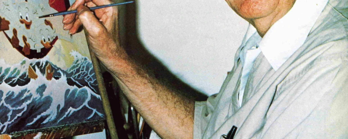Homme âgé avec des lunettes et une casquette, souriant en peignant une scène maritime colorée sur une toile dans un studio bien éclairé, rappelant le style de Carl Barks.