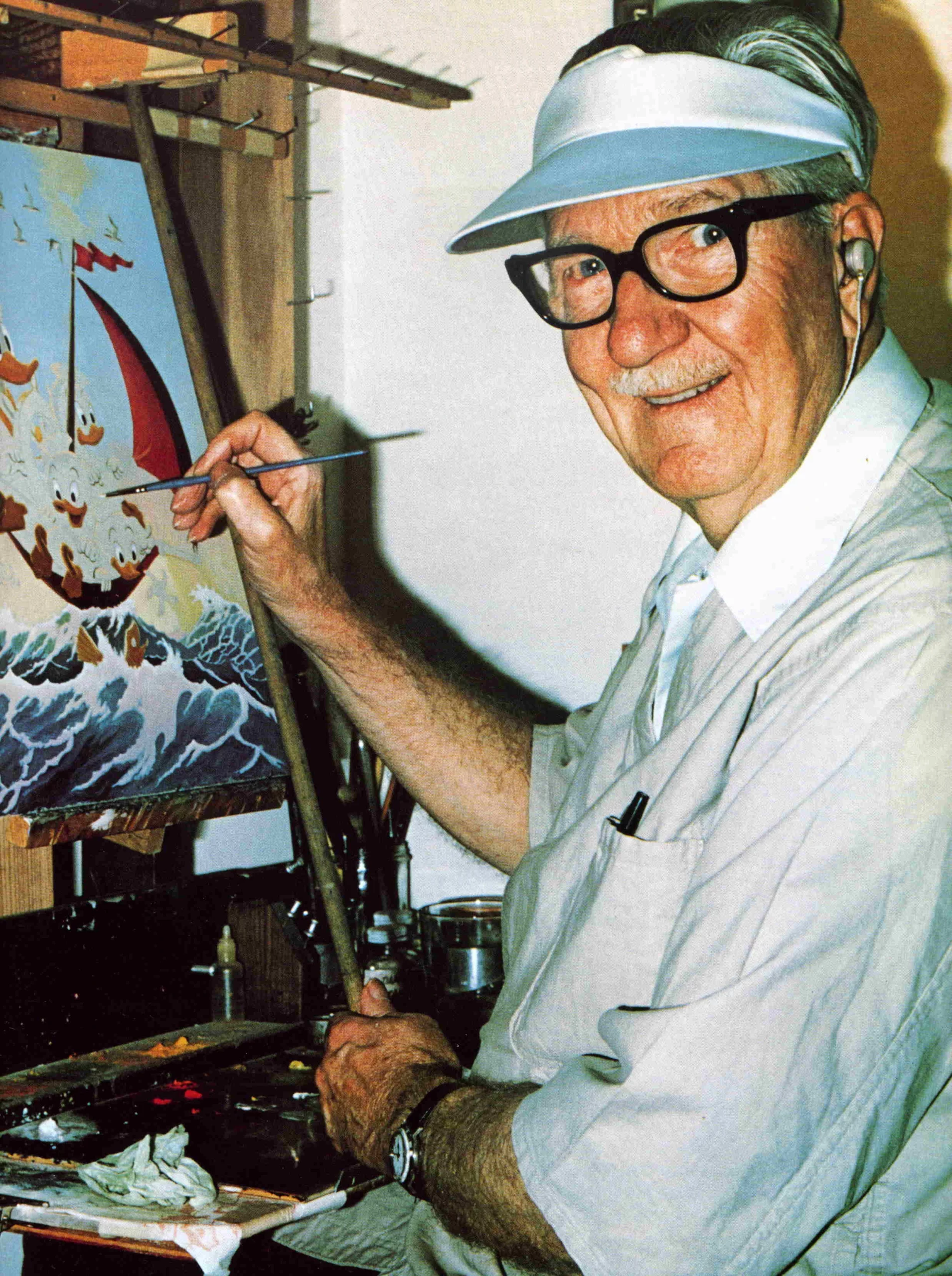 Homme âgé avec des lunettes et une casquette, souriant en peignant une scène maritime colorée sur une toile dans un studio bien éclairé, rappelant le style de Carl Barks.
