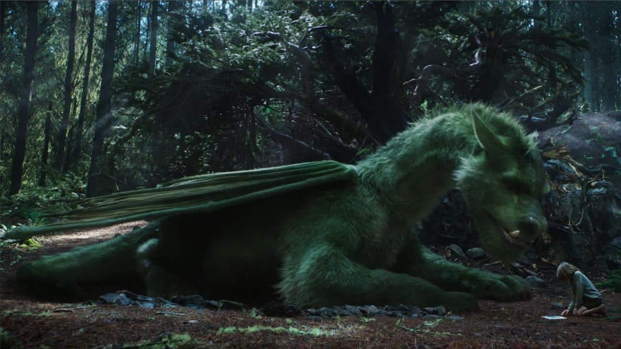 Un grand dragon vert à fourrure avec des ailes dorées repose sur le sol de la forêt, regardant attentivement une petite silhouette ressemblant à un humain qui se tient à proximité. Les bois environnants sont luxueux et ombragés.