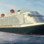 Un grand navire Disney Cruise Line naviguant sur une mer calme au coucher du soleil, avec un ciel doré et des nuages duveteux en arrière-plan.