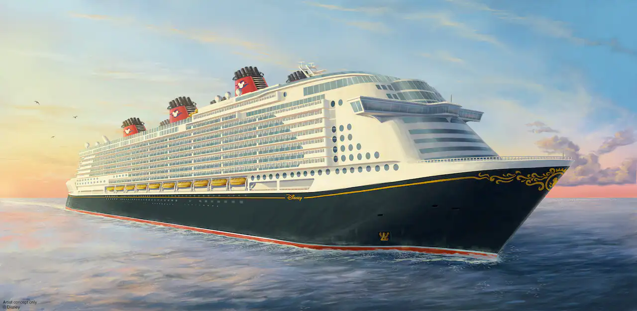 Un grand navire Disney Cruise Line naviguant sur une mer calme au coucher du soleil, avec un ciel doré et des nuages duveteux en arrière-plan.