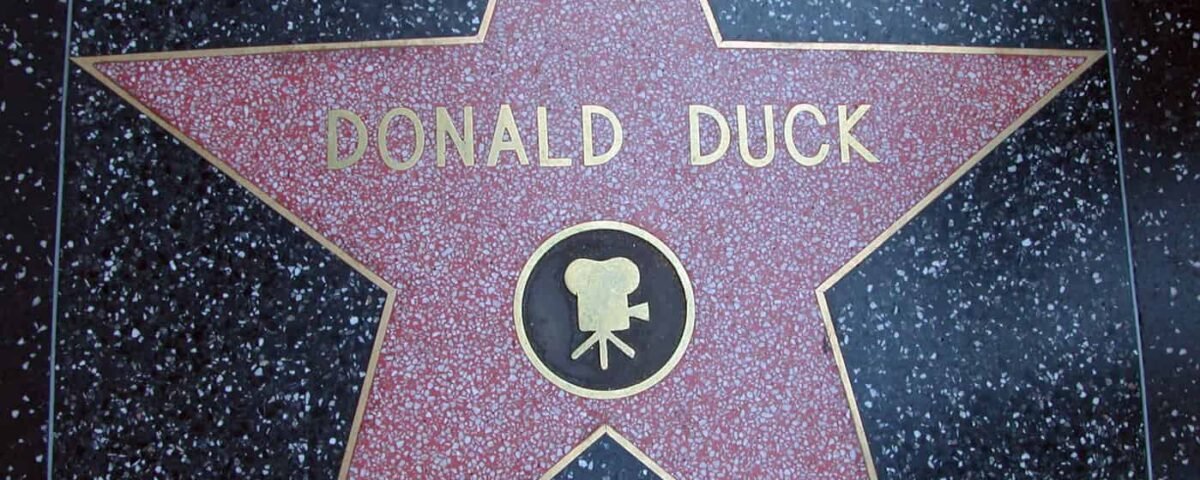 Une étoile sur le Walk of Fame dédiée à Donald Duck, avec son nom et une image en silhouette dorée sur fond moucheté rouge et noir.