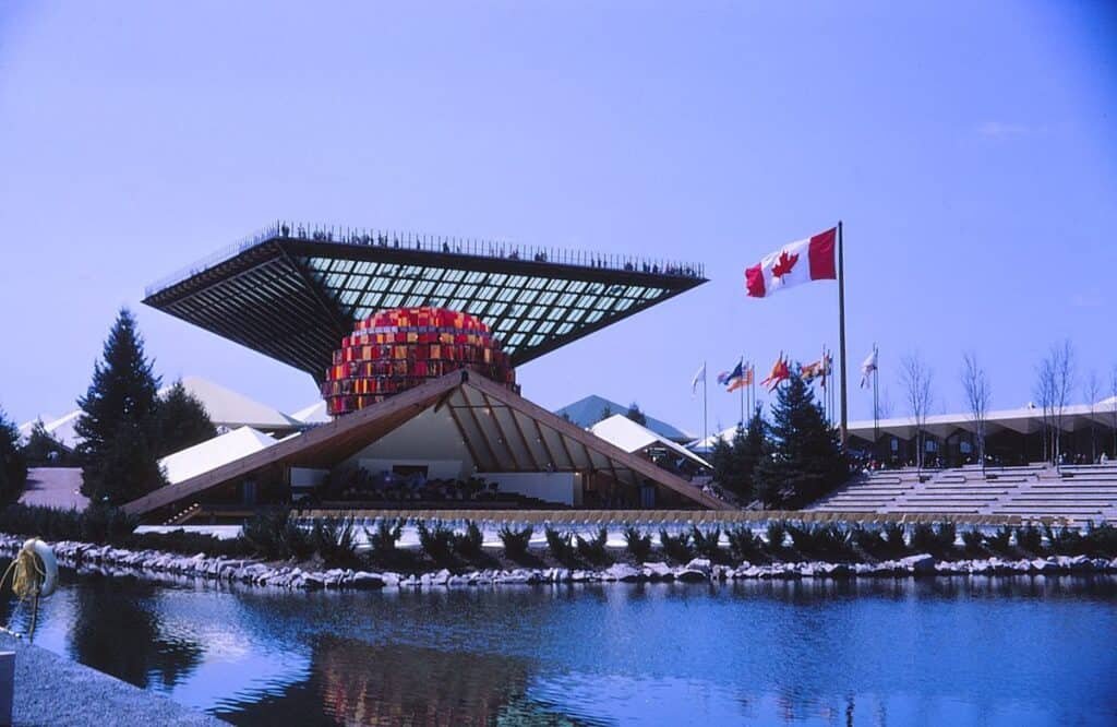 Expo 67 pavillon du Canada et sa pyramide inversee le Katimavik