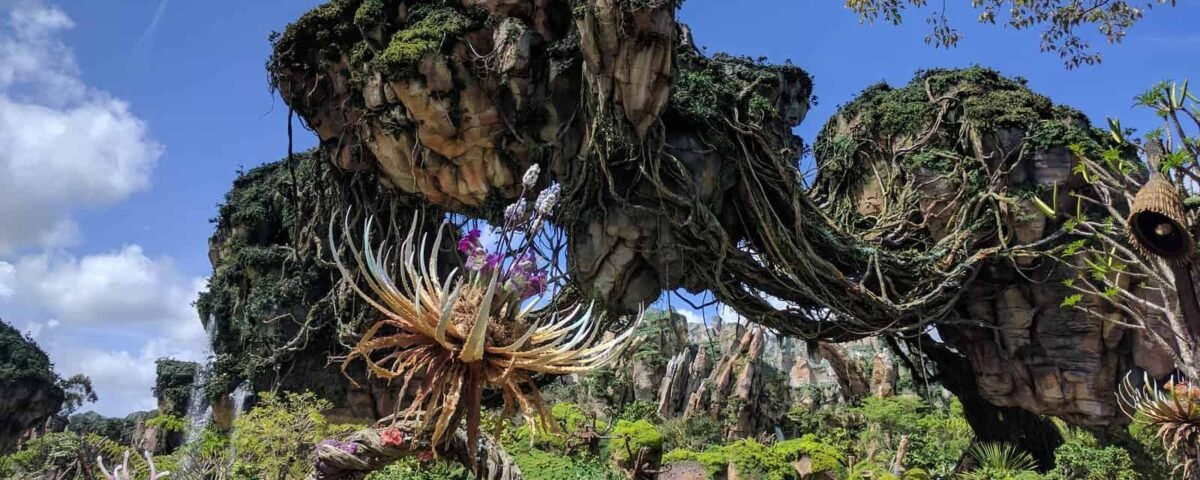 Montagnes flottantes au-dessus d'un paysage luxuriant et vibrant avec des plantes exotiques sous un ciel bleu clair, rappelant les scènes d'Avatar.