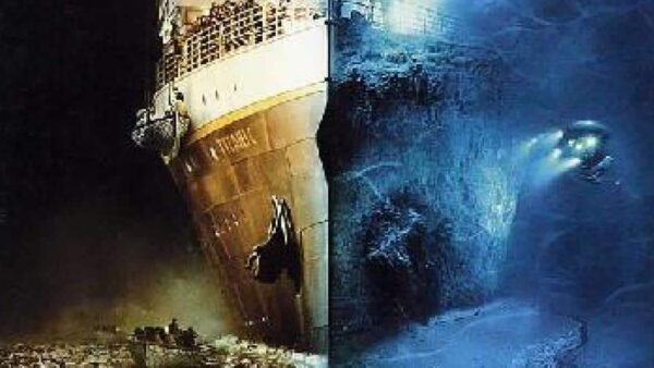 Image montrant les fantômes du Titanic immergés sous l'eau avec des lumières illuminant sa structure, et un petit véhicule submersible explorant le site.